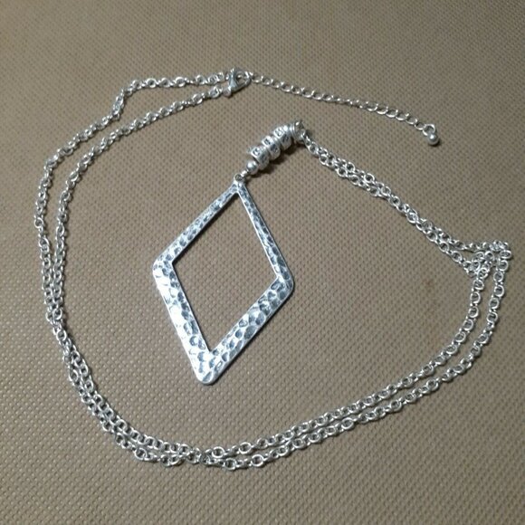 Necklace Chain Silver-Tone with Large Diamond Shape Hammered Metal Pendant - Picture 8 of 8